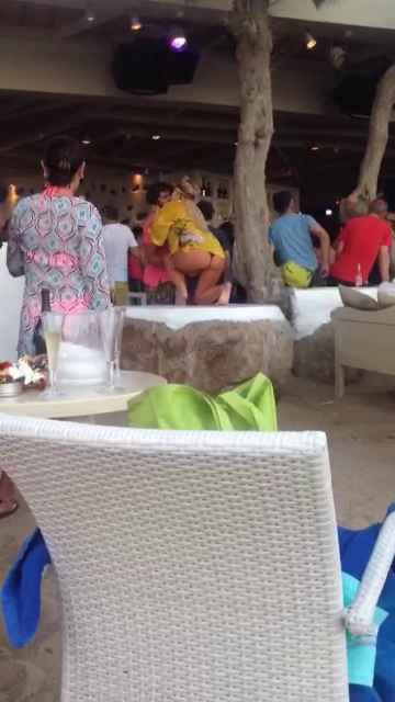 Posteriorul blondei nu este tocmai ca cel pe care ea il arata pe site-urile de socializare