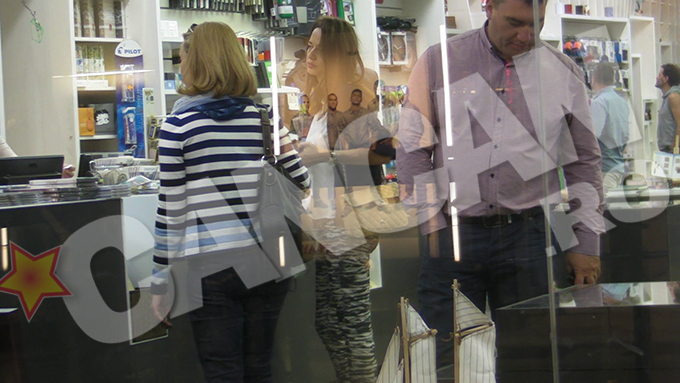 La casa, Andreea si prietena ei isi asteapta randul pentru a plati cartile alese