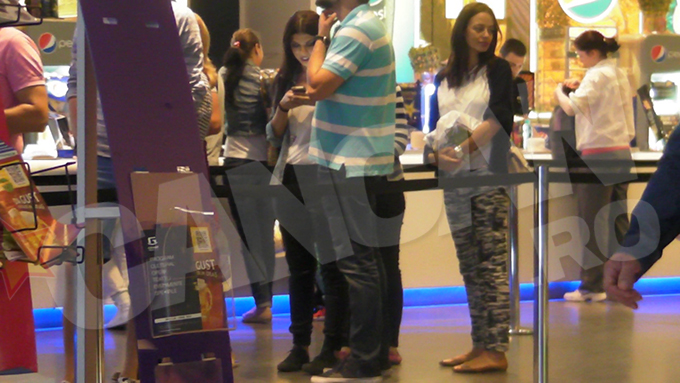 Pentru ca si-a umplut bratul cu carti, Andreea trebuie sa le poarte dupa ea chiar si la coada la cinematograf