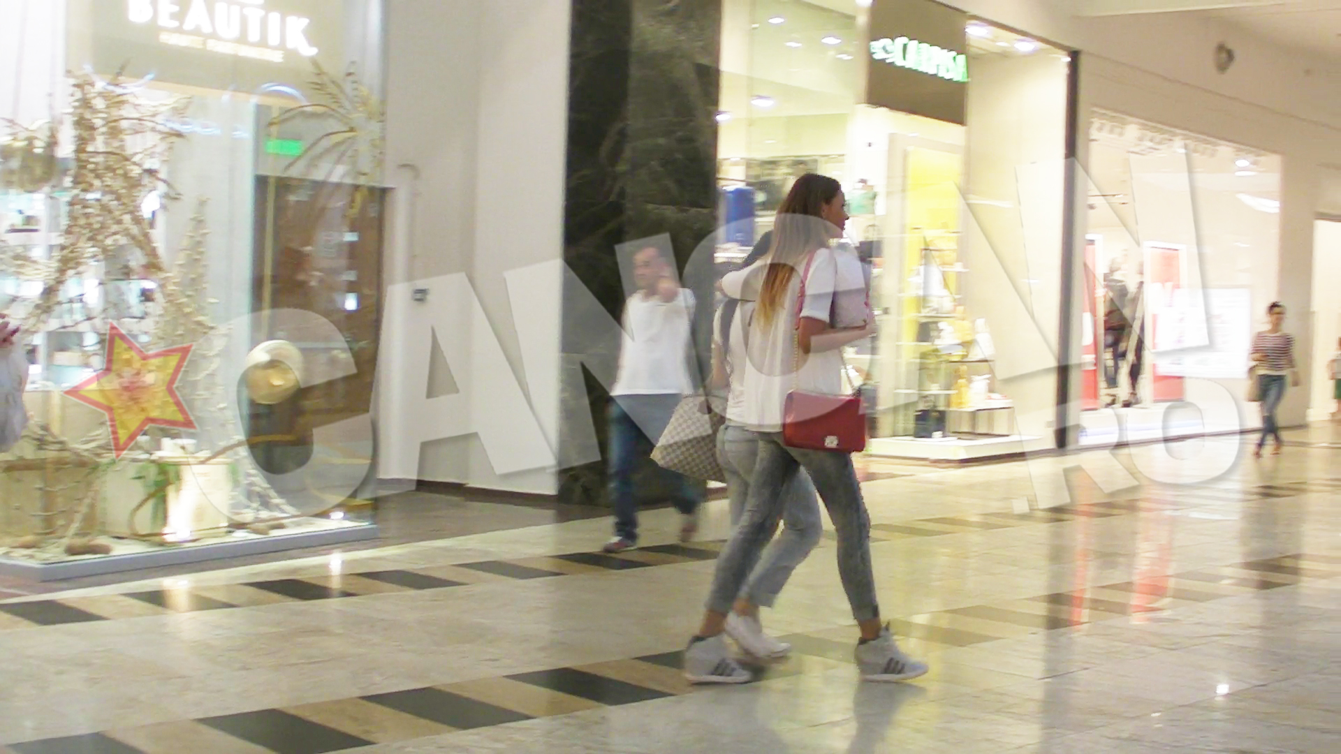 Roscata si-a luat prietena protector de dupa gat, ca si cum ar fi vrut s-o consoleze