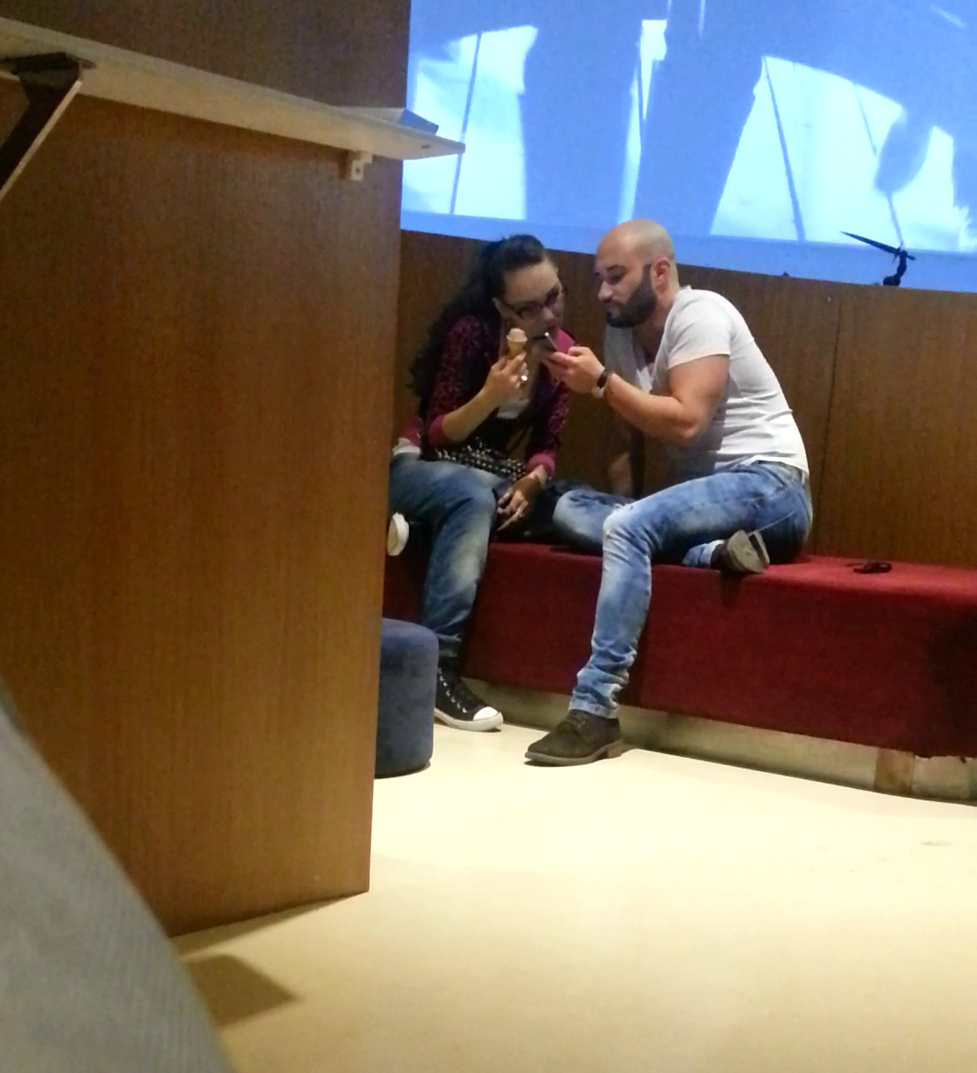 Actorul ii arata fetei ceva pe telefonul mobil