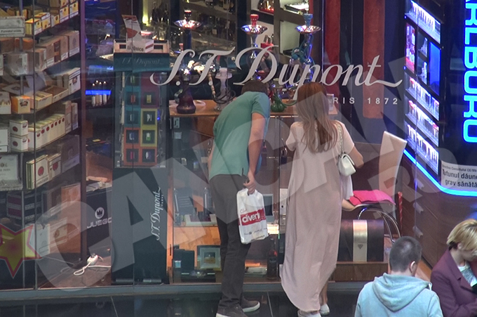 Alin a studiat indeaproape o vitrina cu trabucuri