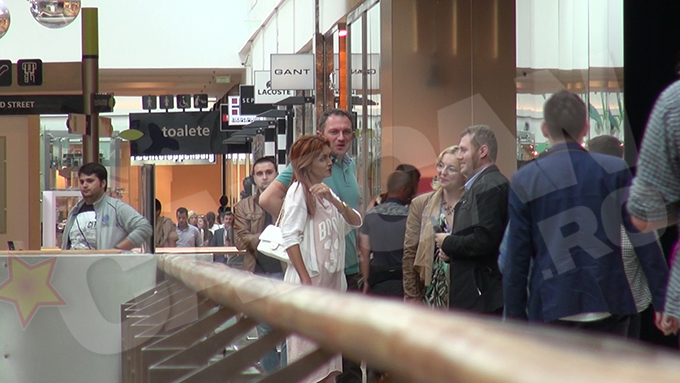 In timp ce sotul ei s-ar mai fi lungit la vorba, cantareata era nerabdatoare sa plece