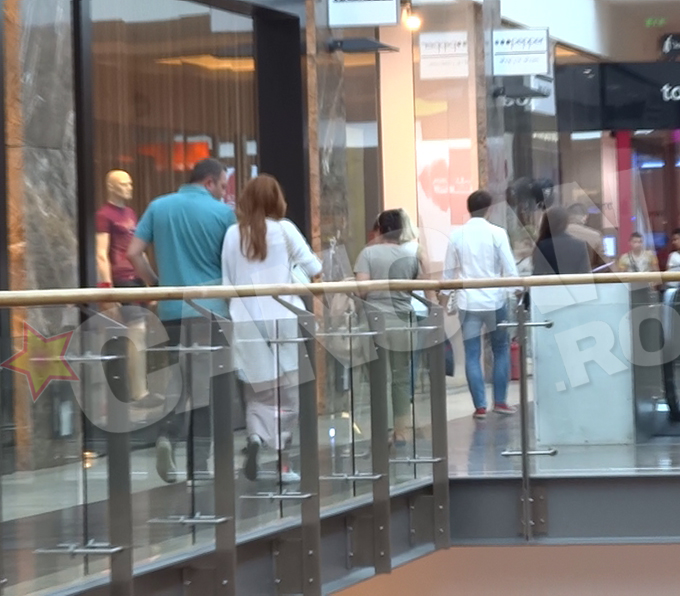 Dupa ce s-au despartit de celalalt cuplu, cei doi au gonit spre un magazin de jucarii
