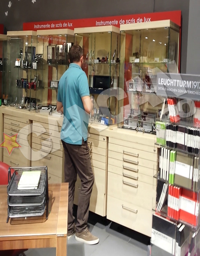 Alin a studiat indelung vitrina cu instrumente de scris