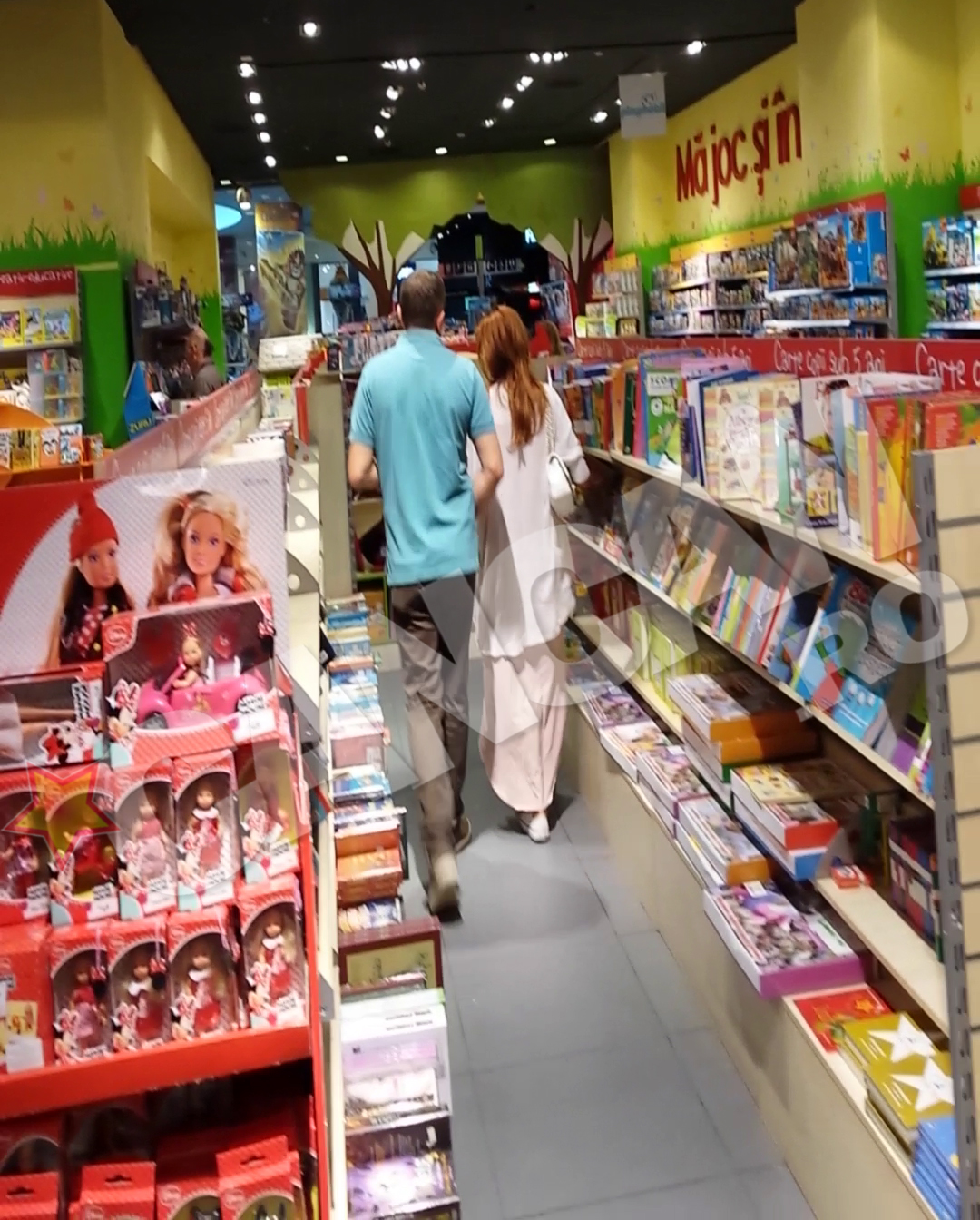 Cei doi s-au uitat la produsele destinate copiilor, iar in cele din urma s-au oprit la standul cu filme