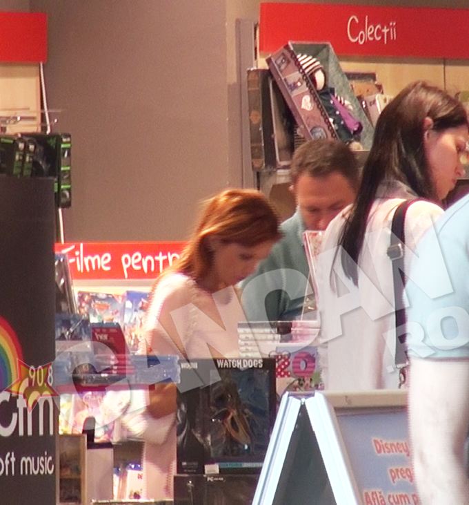 Cristina si sotul s-au consultat pret de cateva minute, pana cand au ales filmele potrivite copiilor lor