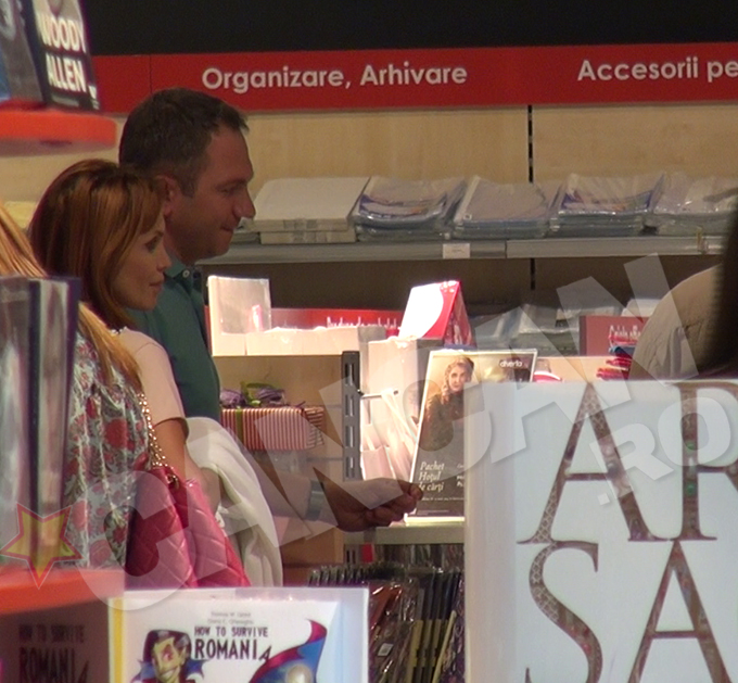 Cei doi platesc DVD-urile