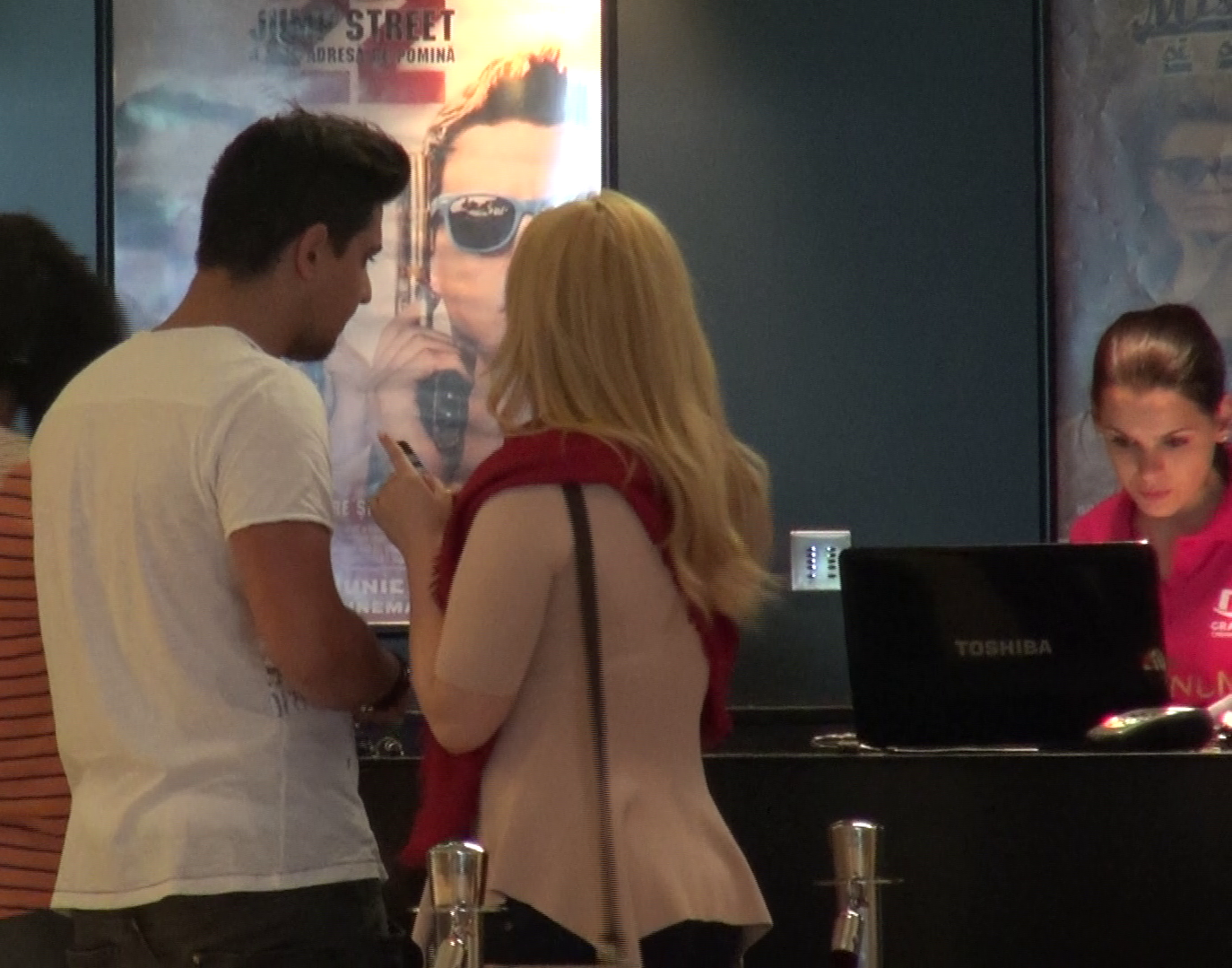 Asteapta ca vanzatoarea sa le dea biletele la film