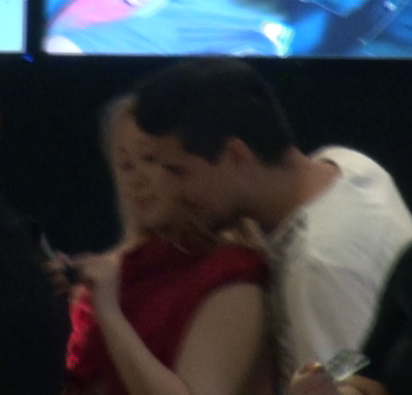 Intr-un gest care denota intimitate, se apropie de ea, ca sa vada mai bine ecranul telefonului mobil