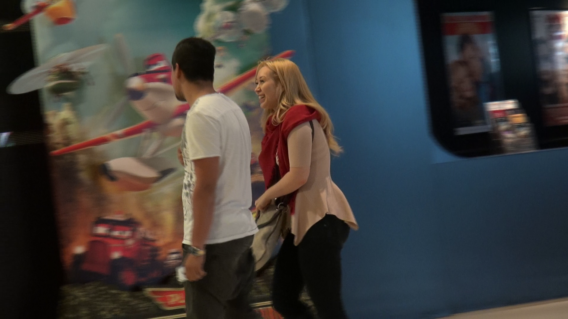 Cantareata rade cu gura pana la urechi la glumele iubitului sau