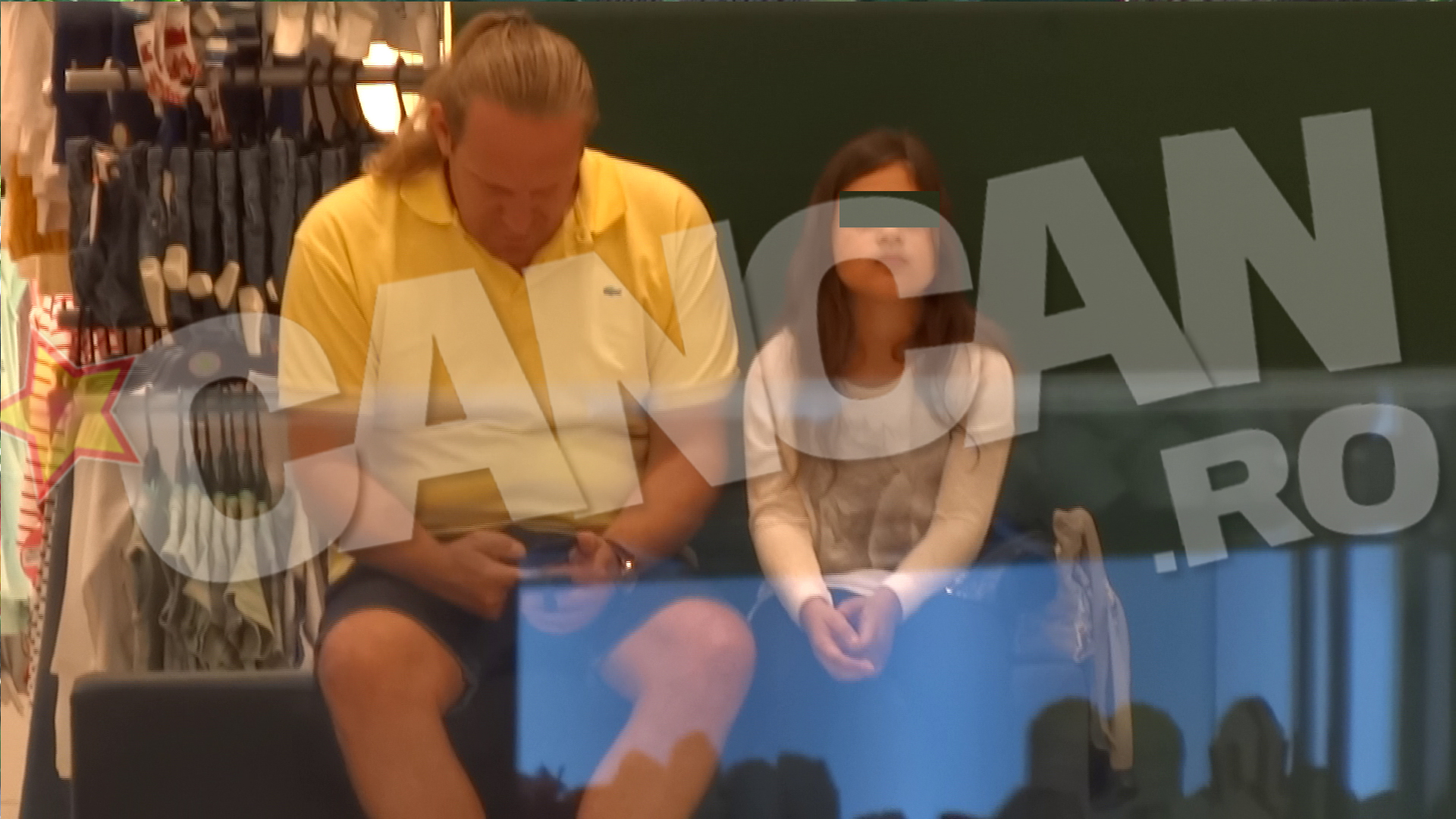 Vali isi asteapta partenera, cuminte, pe bancuta, in compania fiicei sale