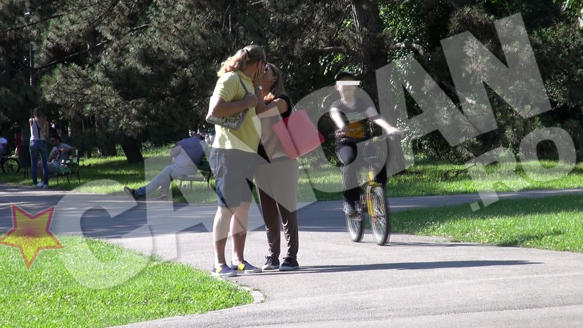 Vali si sotia sa se saruta in vazul tuturor si nu o data ci de mai multe ori