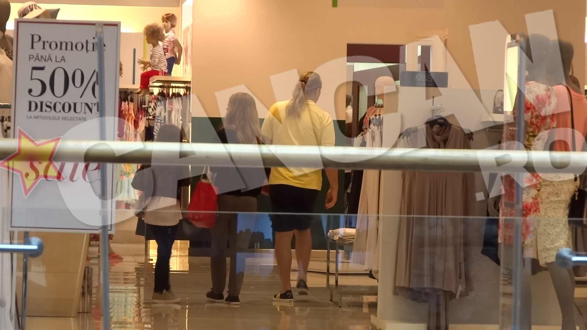 In magazin, Vali o insoteste cuminte pe sotia lui la cumparaturi