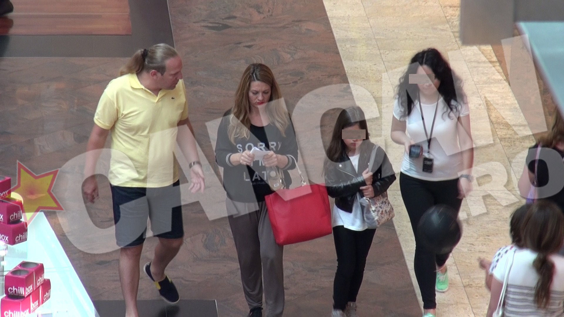 Cei trei au luat la pas mall-ul