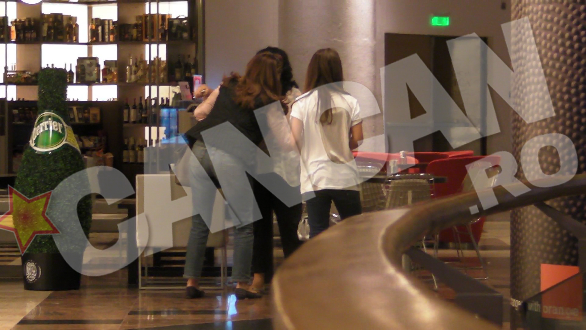 La final, femeile se saruta pe obraz