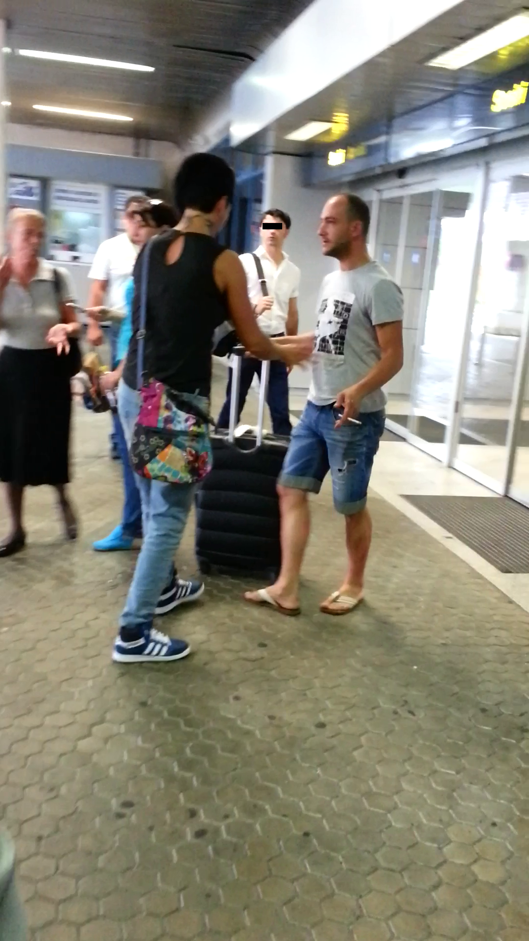 Nici nu a iesit bine din aeroport, ca violatoarea si-a aprins o tigara