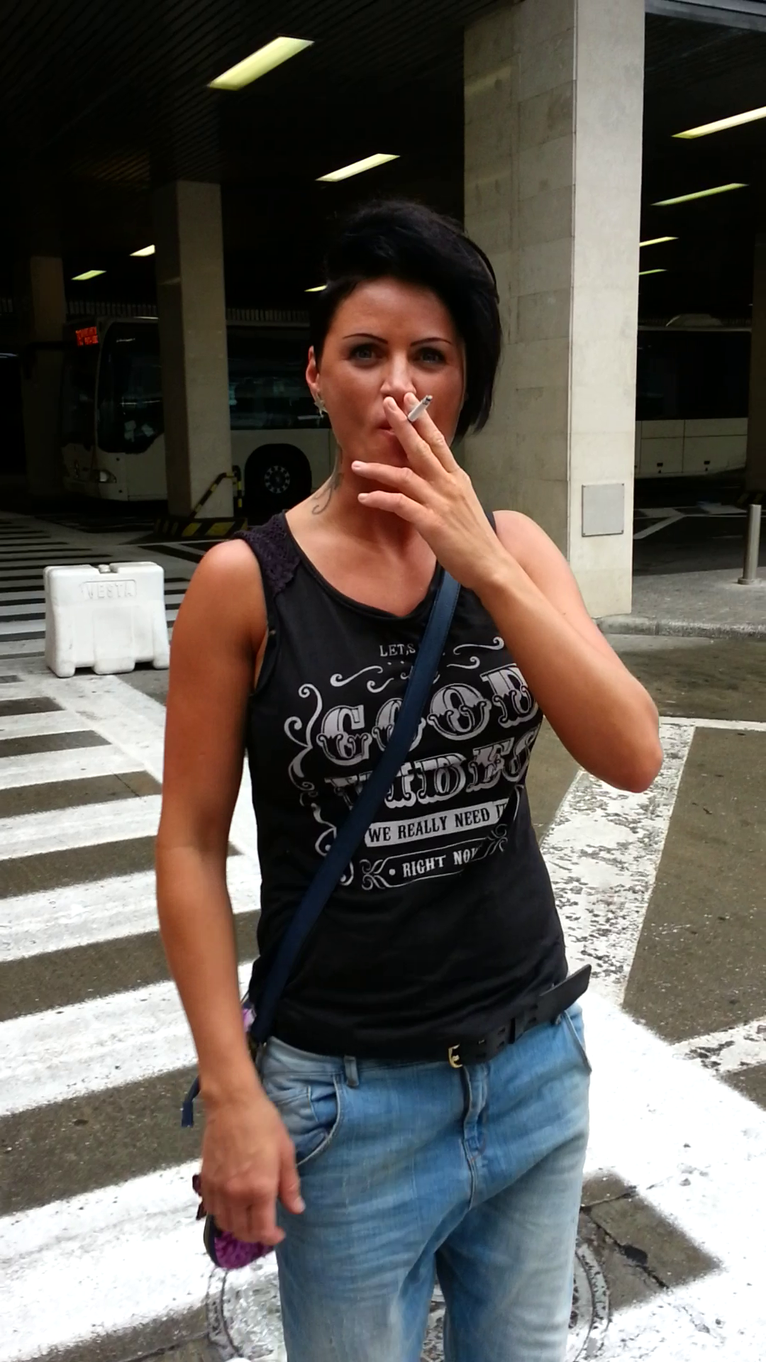 Violatoarea taximetristului trage cu nesat din tigara