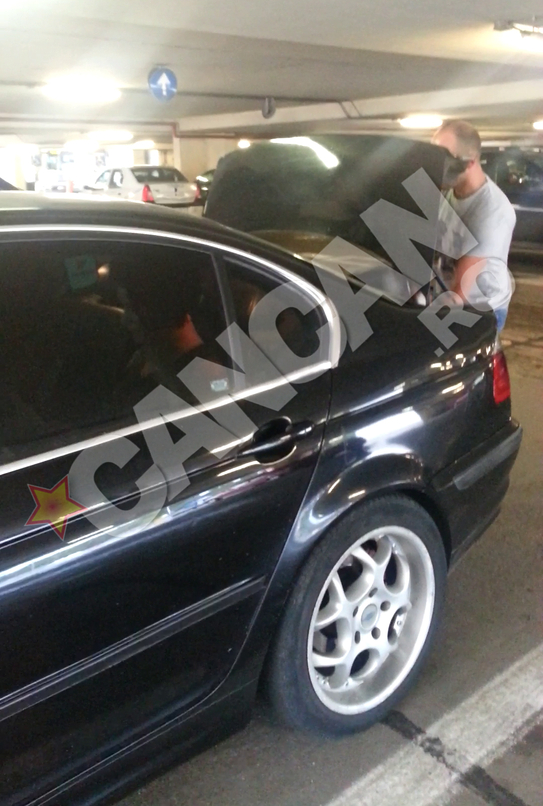 Soferul care a asteptat-o la aeroport pe violatoare a vrut sa dea cu masina peste paparazzii CANCAN