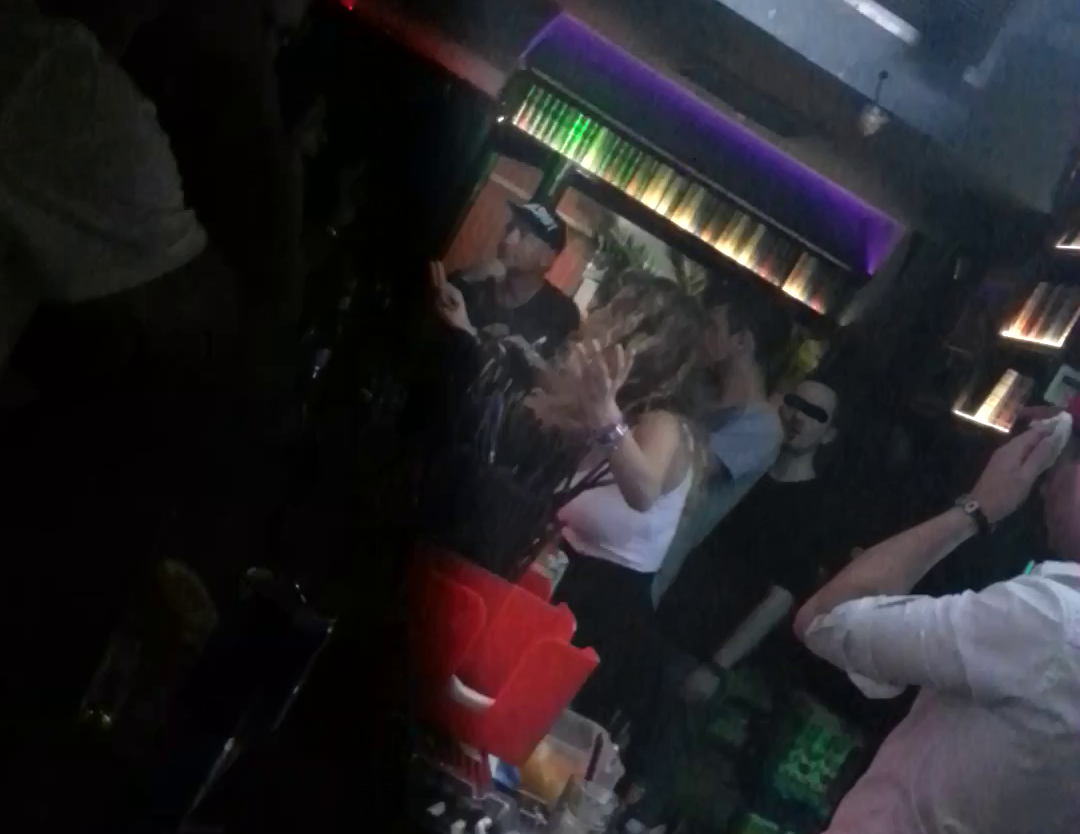 Maharu a incercat sa vorbeasca cu doau fete, dar acestea nu au stat mult langa el