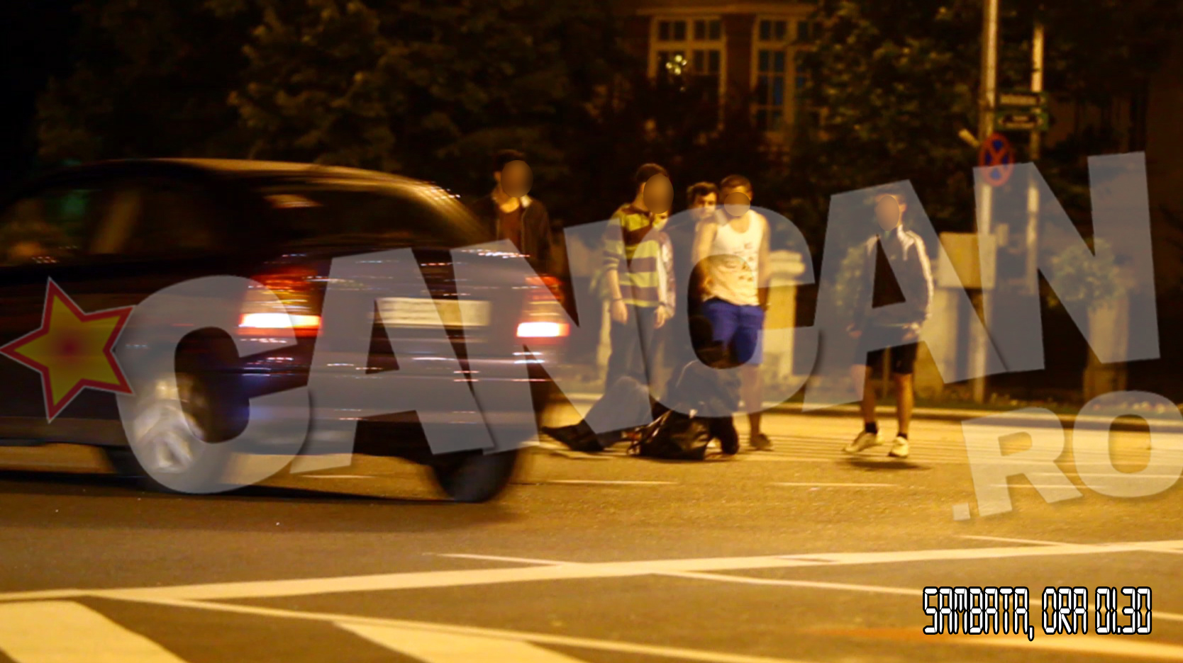 Masinile il ocoleau cu greu pe barbatul postat in mijlocul intersectiei