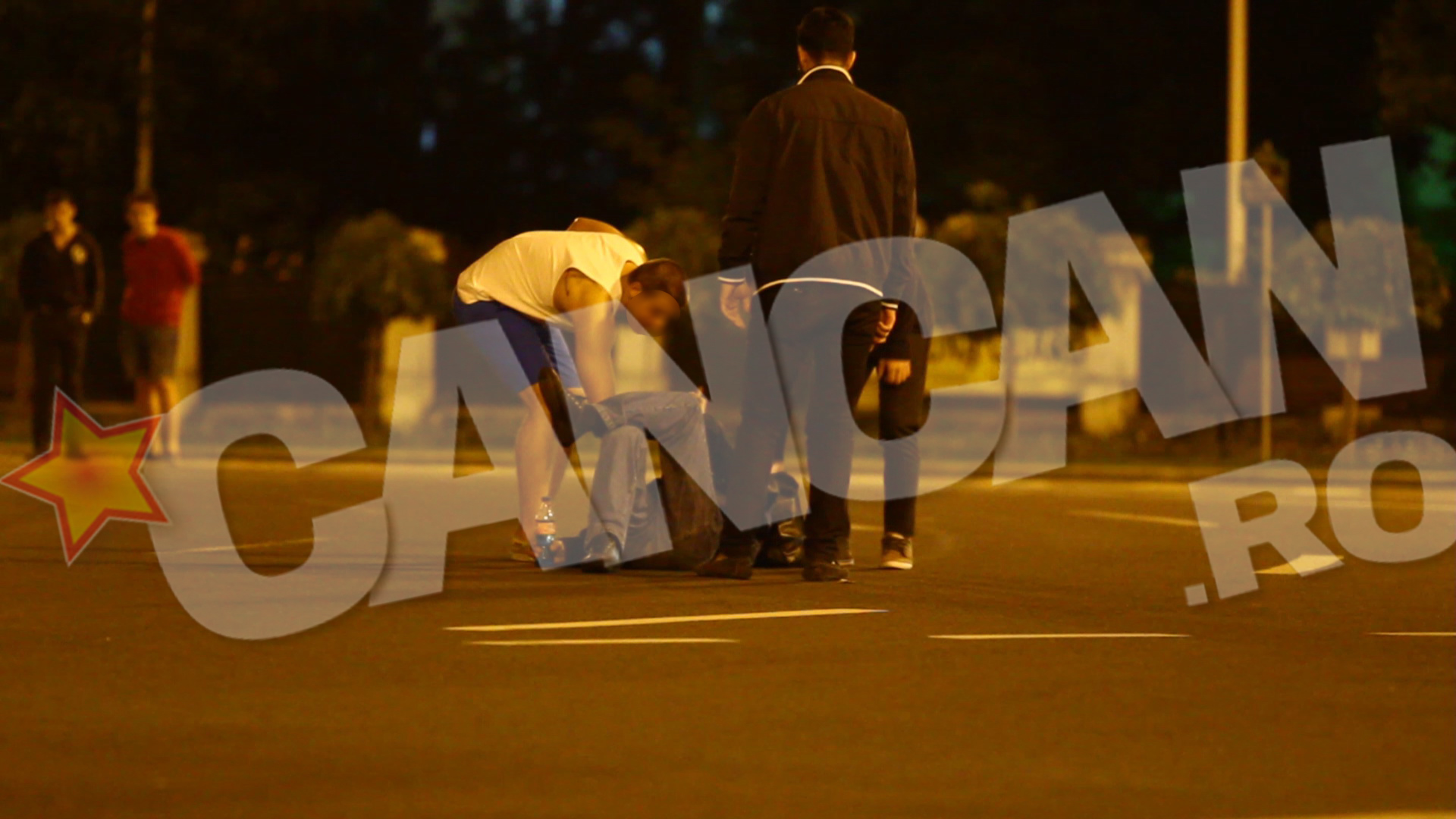 Baietii s-au chinuit in zadar sa il convinga cu vorba buna sa plece din intersectie