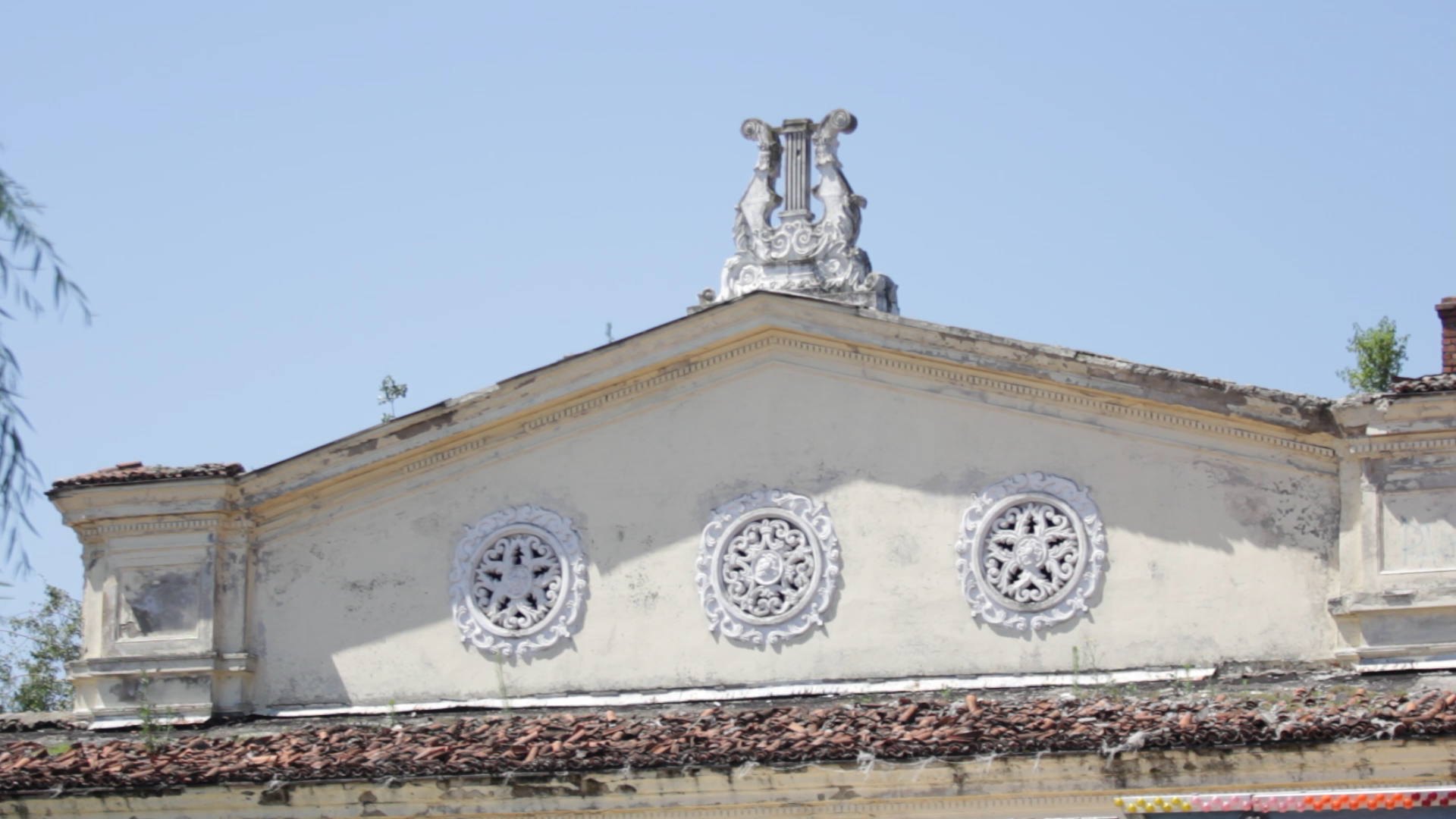 Legendele spun ca teatrul este bantuit de fantoma juristului Basilescu