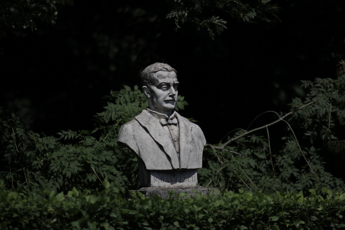 Se spune ca seara se aude in interiorul teatrului cum tuseste juristul