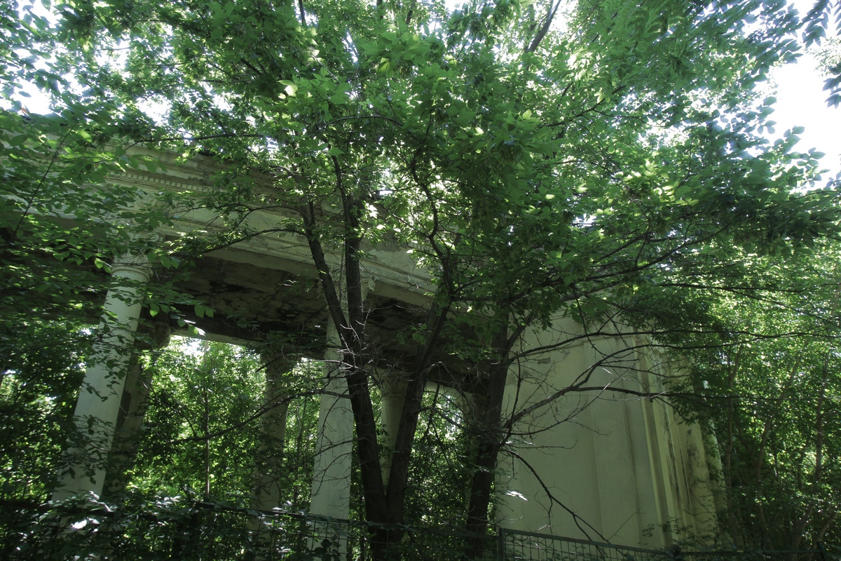 In prezent Teatrul de vara este lasat in paragina, cladirea fiind inconjurata cu un gard