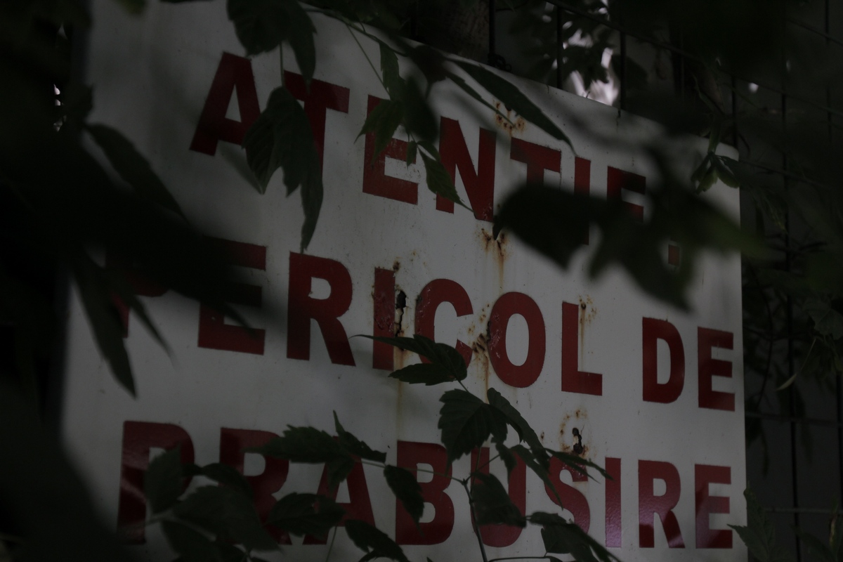 Pe gardul care inconjoara teatrul este pus un afis cu pericol de prabusire