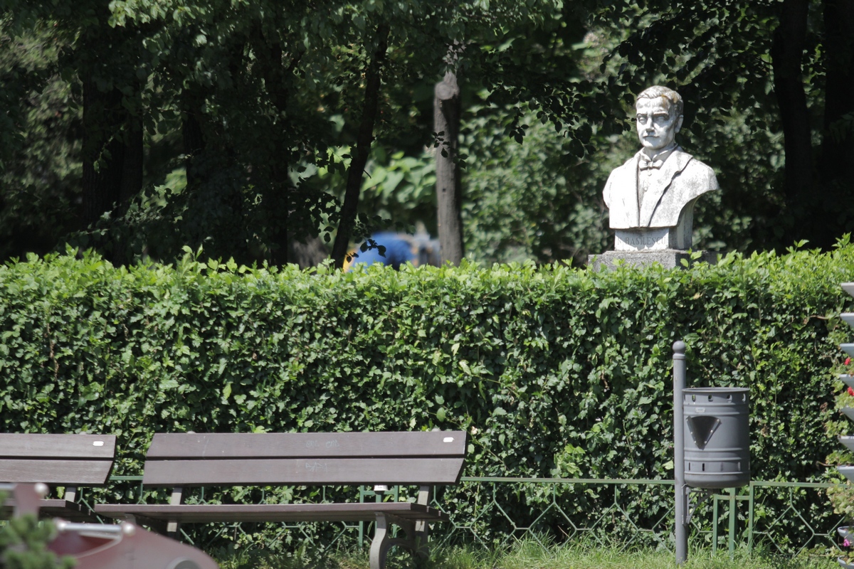 Bustul lui Basilescu, cel care se spune ca batuie locul, este la doi pasi de Teatrul de vara