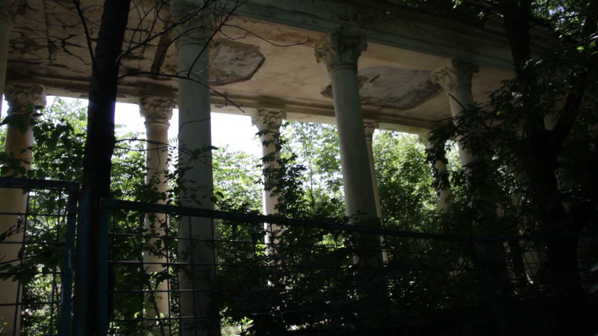 Cladirea se afla intr-o stare avansata de degradare