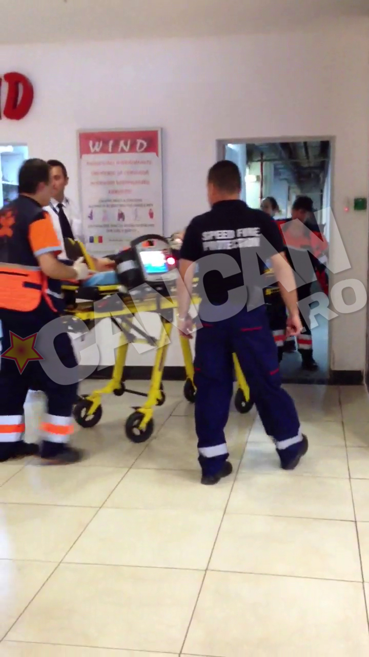 Medicii de pe ambulanta au transportat-o pe batrana la spital