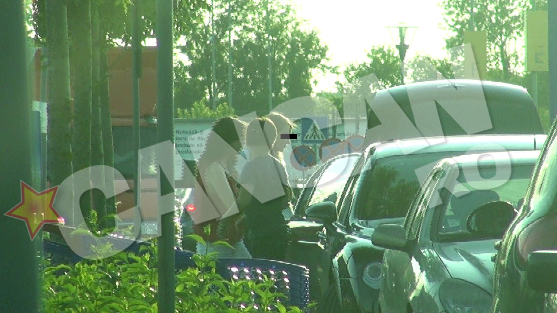 Fosta sotie si copiii lui Bucsaru coboara din masina care facea parte candva dintr-o adevarata colectie de limuzine