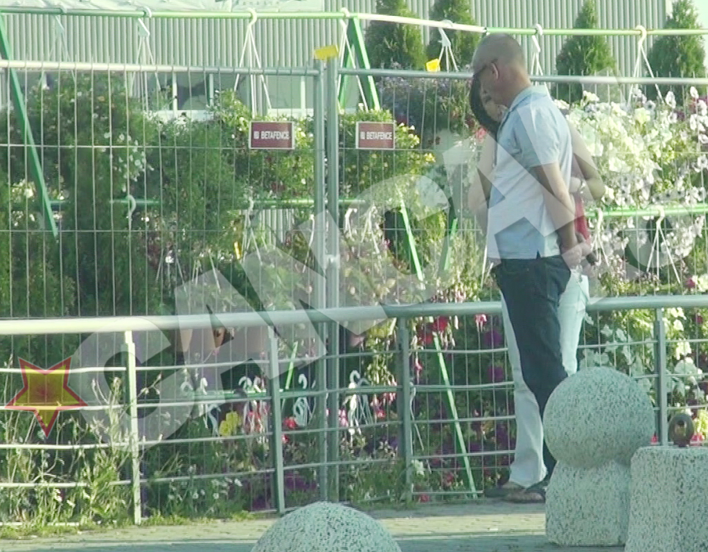 Nicoleta ii arata lui Dumitru Bucsaru niste flori, probabil pentru vila din Pipera in care stau