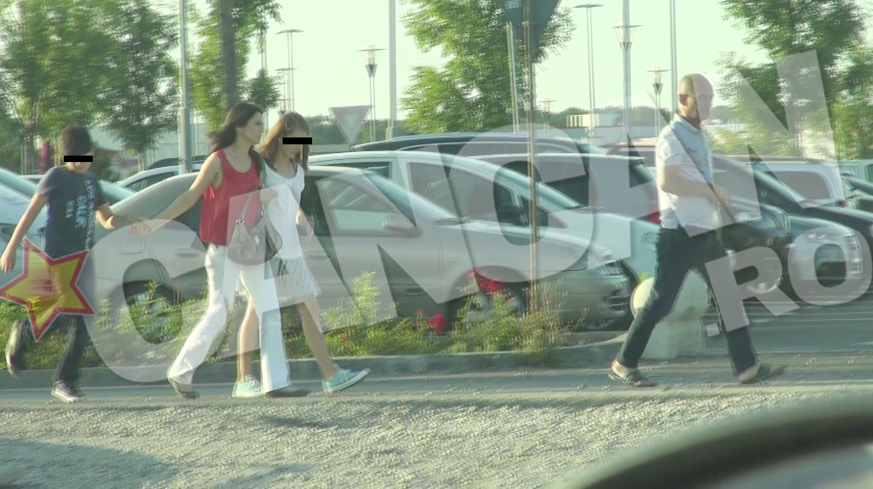 Ca un adevarat cap de familie, fostul patron de la Unirea Urziceni merge cu cativa pasi inaintea fostei sotii si a copiilor