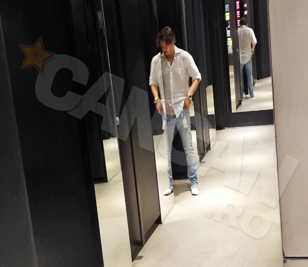 Atunci cand a probat o pereche de blugi, Mihai Petre ne-a aratat lenjeria intima in toata splendoarea ei