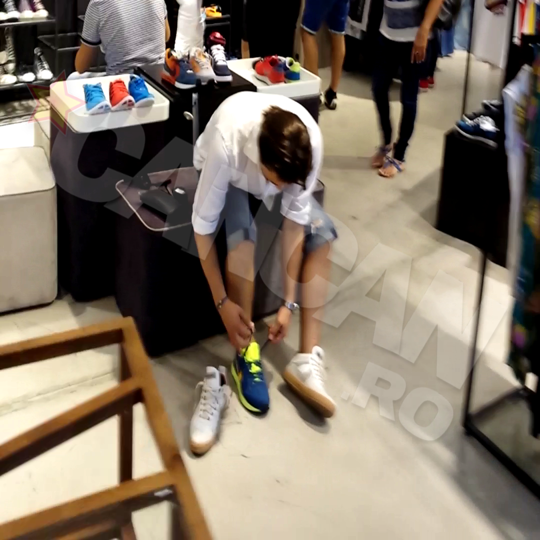 Dupa ce si-a luat pantaloni, acesta a probat si o pereche de adidasi