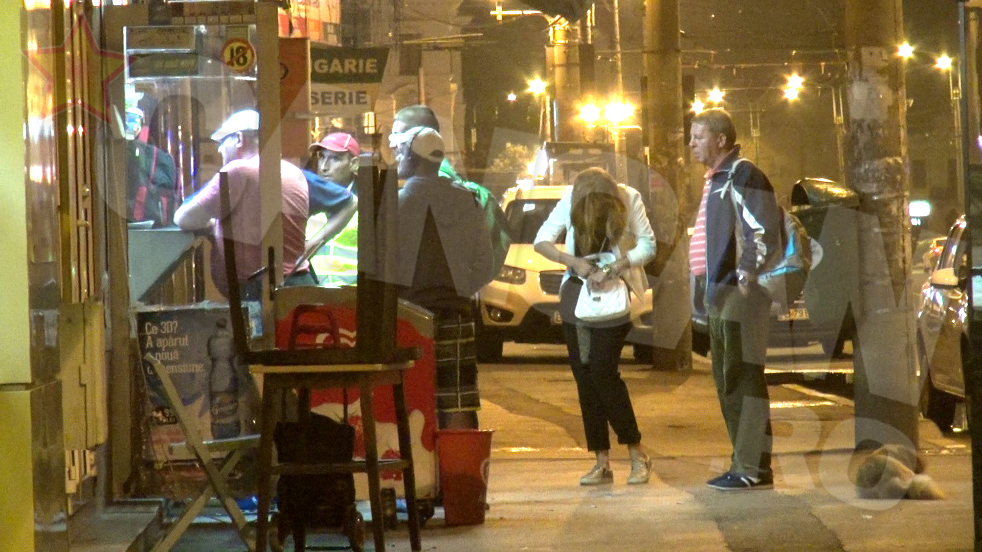 Vedeta isi cauta telefonul in geanta