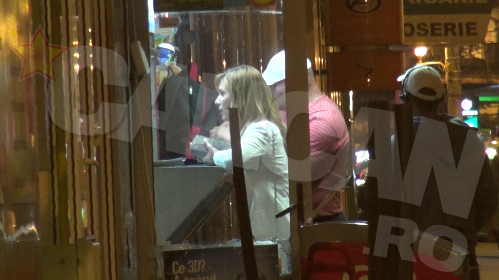 Blonda isi cumpara seminte de la butic