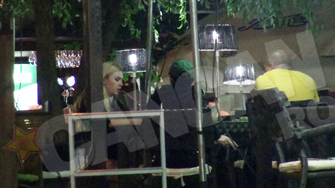 Crina Matei a mers la o terasa din centru pentru a discuta cu doua persoane despre niste planuri importante