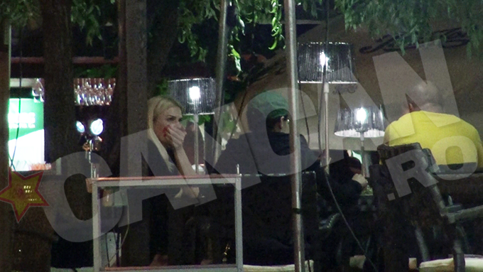 Femeia care o insoteste pe Crina Matei ii da o veste care o sperie pe actrita si isi pune mana la gura