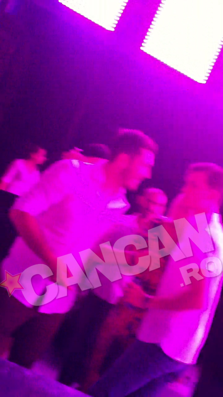 Niste tineri au inceput sa isi faca si ei poze in club, dupa ce au vazut-o pe Jasmine