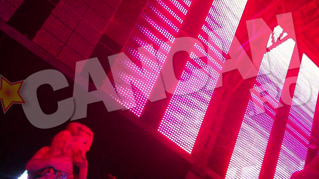 Jasmine a facut poze cu mai multi fani si prieteni