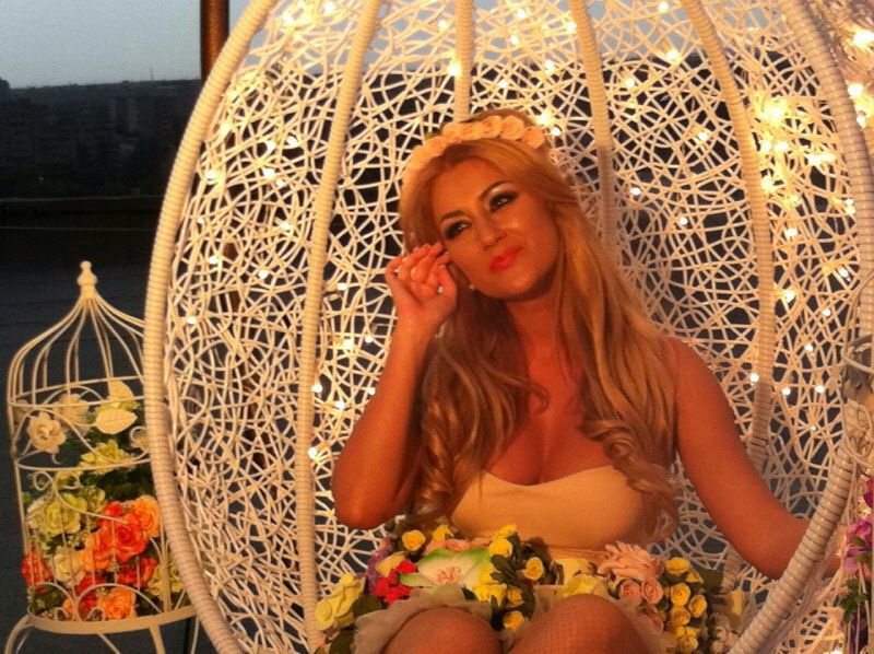 Raluca a filmat pe acoperisul unui bloc din Bucuresti