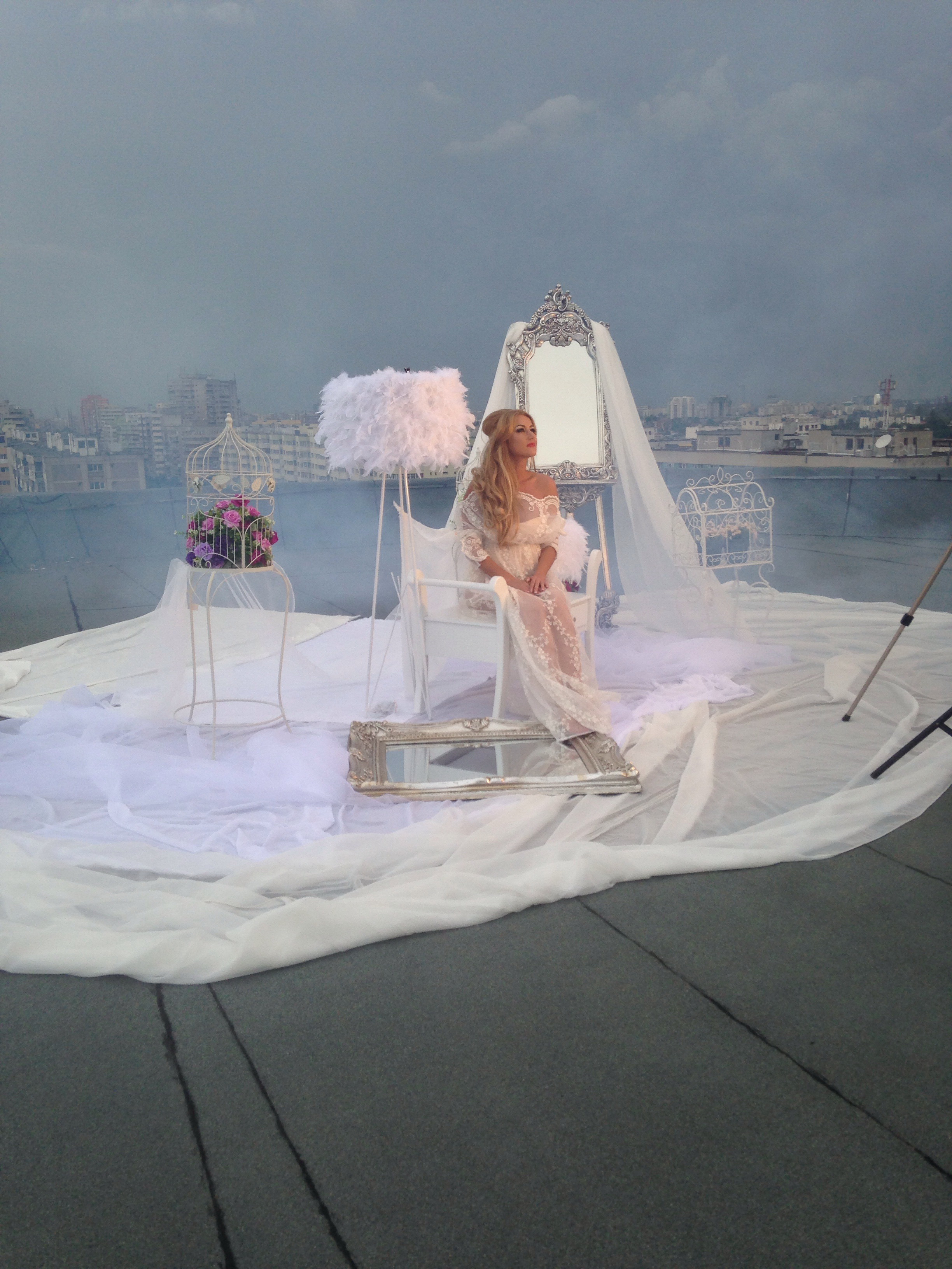 Raluca a filmat pe acoperisul unui bloc din Bucuresti