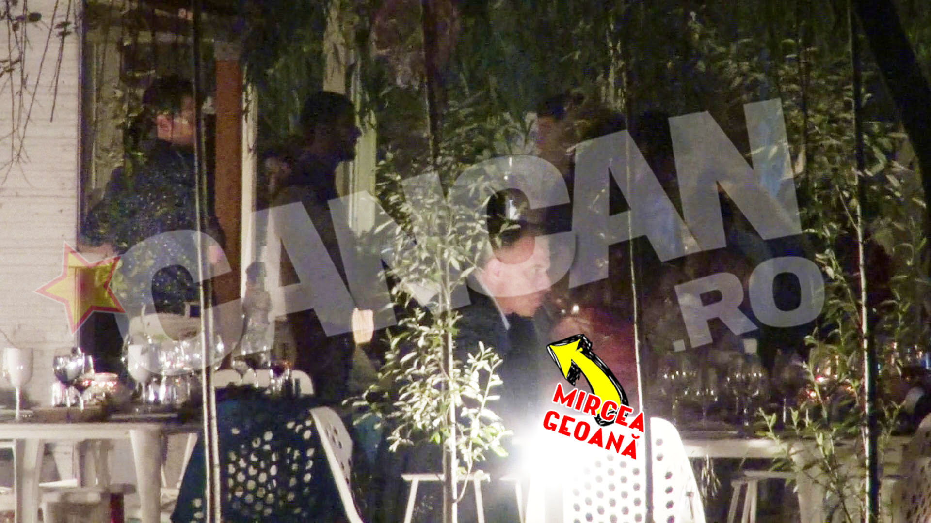 Mircea Geoana savureaza tortul cu un pahar de vin