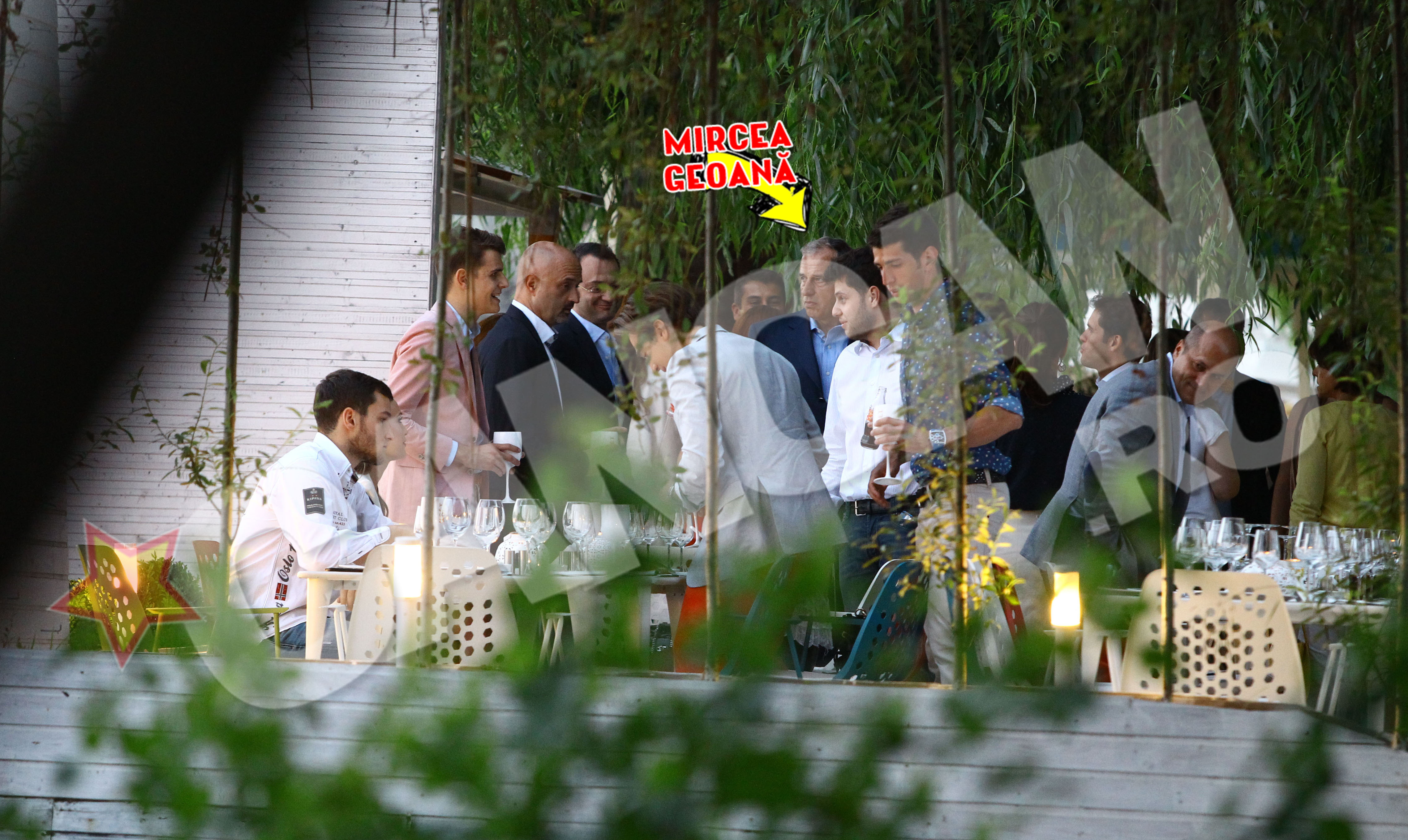 Tatal sarbatoritei s-a intretinut si el cu invitatii la petrecerea fiicei sale