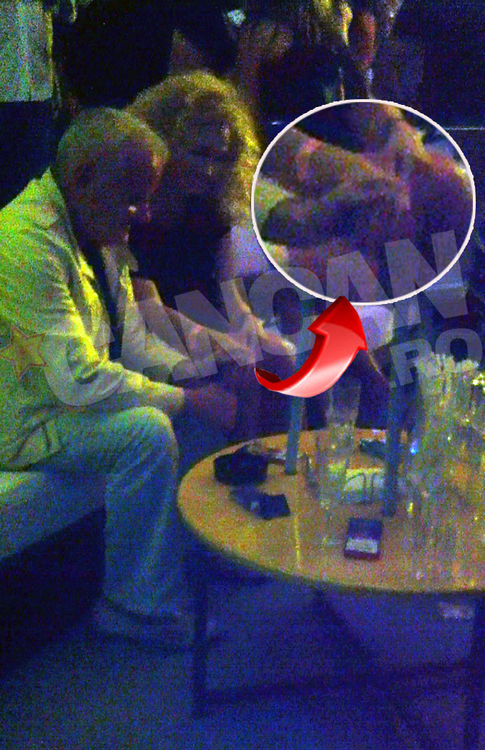 Omul de afaceri si blonda s-au atins cu tandrete de mai multe ori