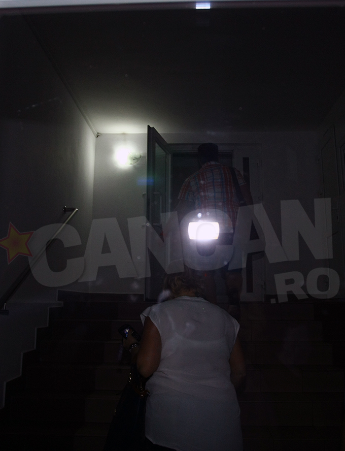 Artistul si fosta lui sotie s-au grabit sa intre in bloc si au evitat intrebarile presei